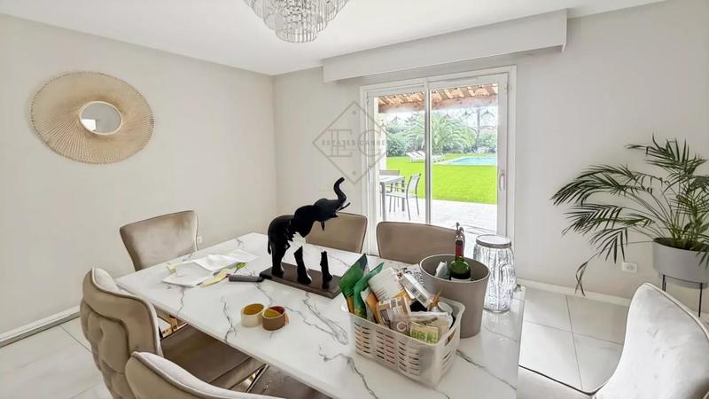 Villa - 220 m² - 5 pièces