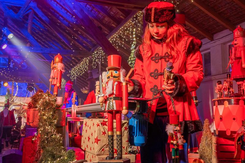 Spectacle déambulatoire de Noël : la fabrique des rêves - une féérie de Noël