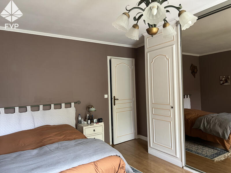 Maison - 246 m² - 7 pièces