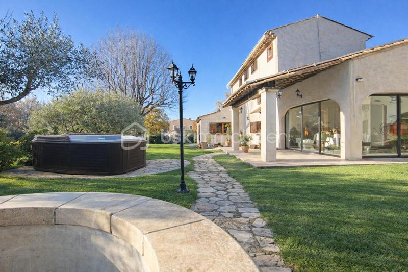 Maison - 215 m² - 6 pièces