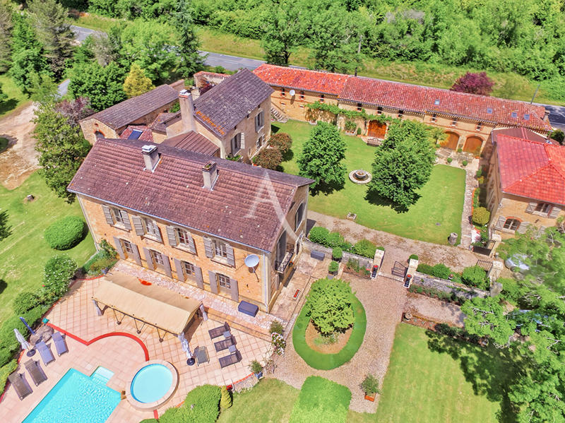 Demeure - 717 m² - 27 pièces