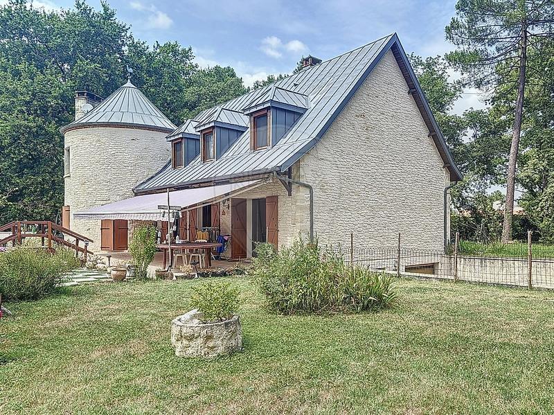 Demeure - 221 m² - 7 pièces