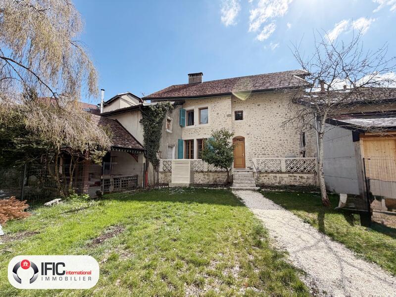 Maison - 252 m² - 8 pièces