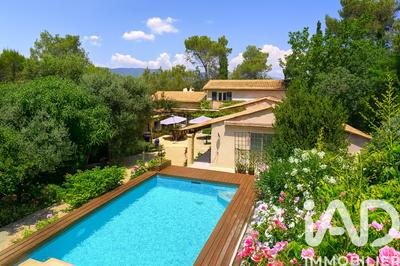 Maison - 282 m² - 10 pièces