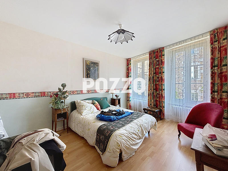 Maison - 181 m² - 9 pièces