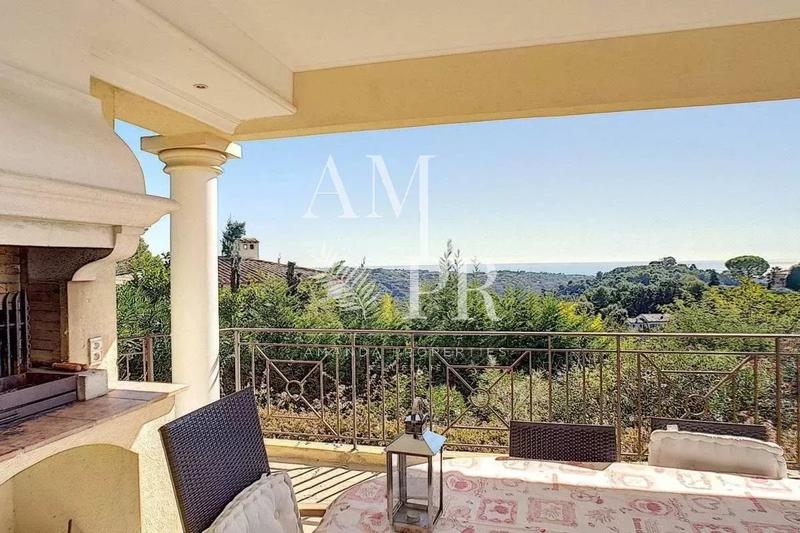 Maison - 250 m² - 6 pièces