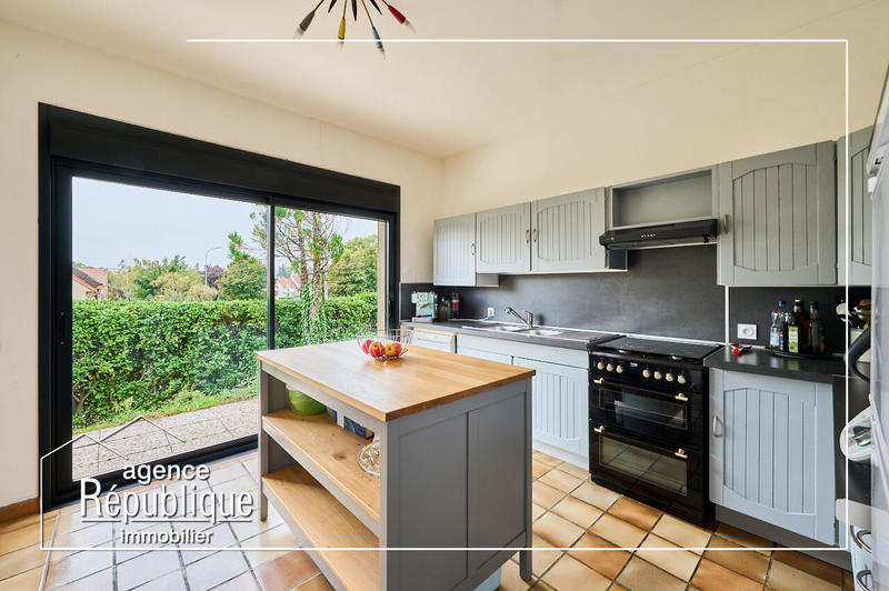 Maison - 220 m² - 6 pièces