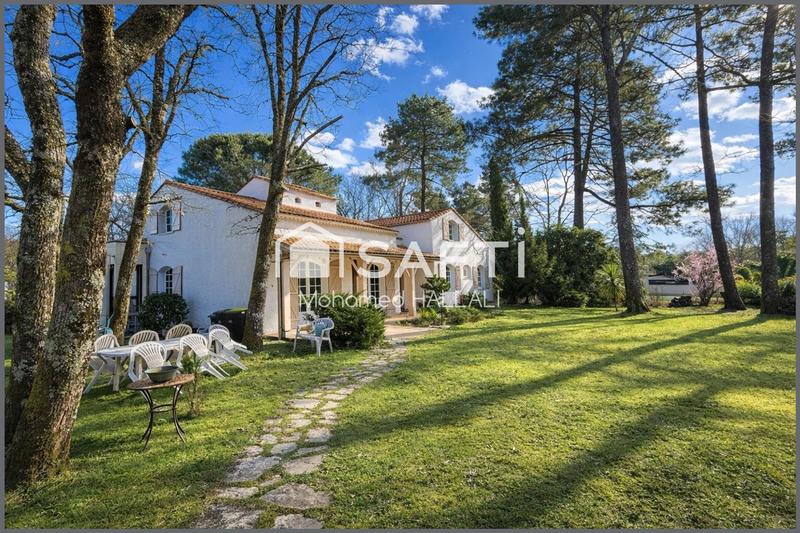 Maison - 210 m² - 8 pièces