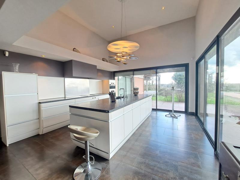 Maison - 305 m² - 6 pièces