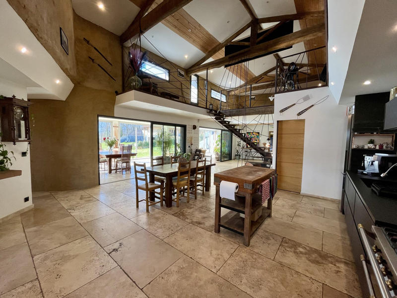 Maison contemporaine - 241 m² - 10 pièces