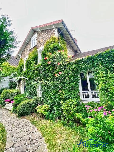 Maison - 208 m² - 10 pièces