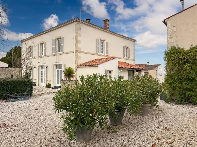 Propriété - 263 m² - 10 pièces