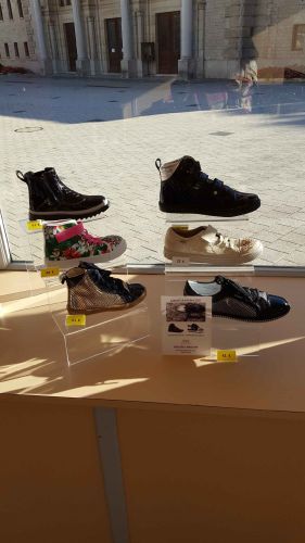 Magasin de chaussures V.I.Pieds