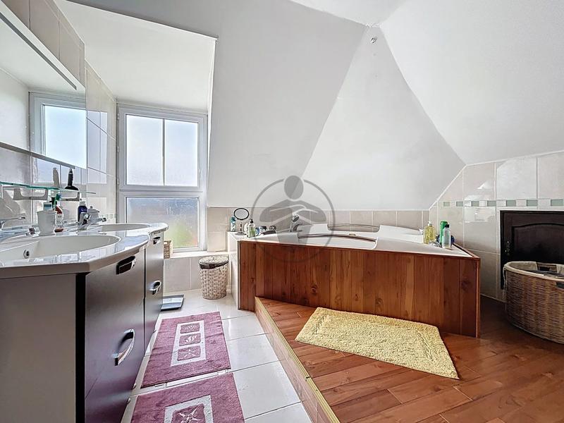 Maison - 202 m² - 8 pièces