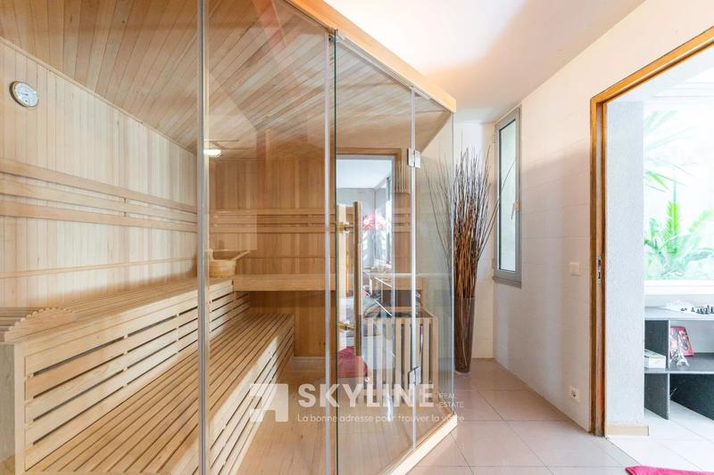 Maison - 320 m² - 8 pièces