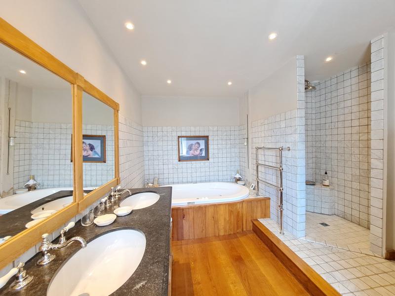 Maison - 427 m² - 12 pièces