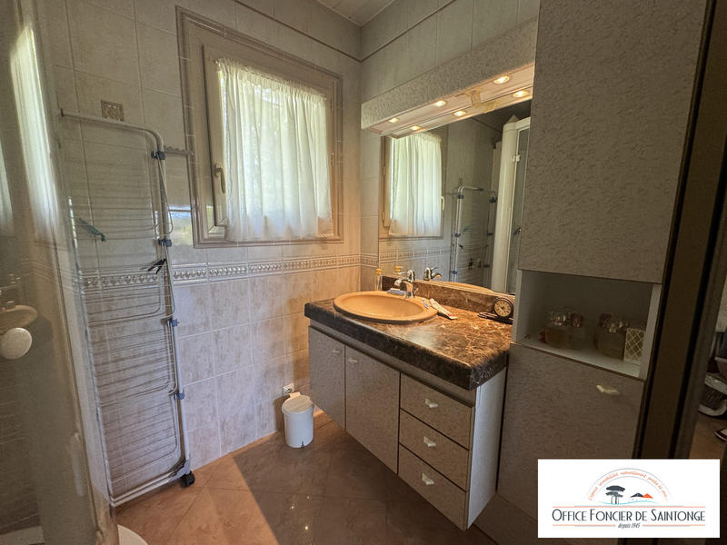 Maison traditionnelle - 240 m² - 8 pièces