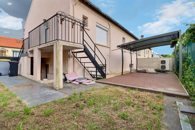 Maison - 97 m² - 8 pièces