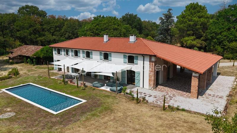 Propriété - 310 m² - 9 pièces