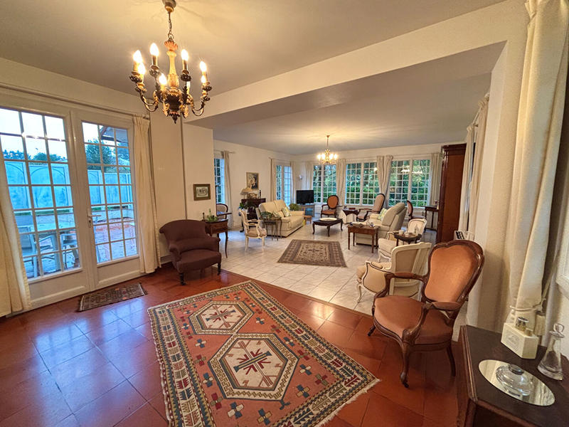 Maison - 213 m² - 7 pièces