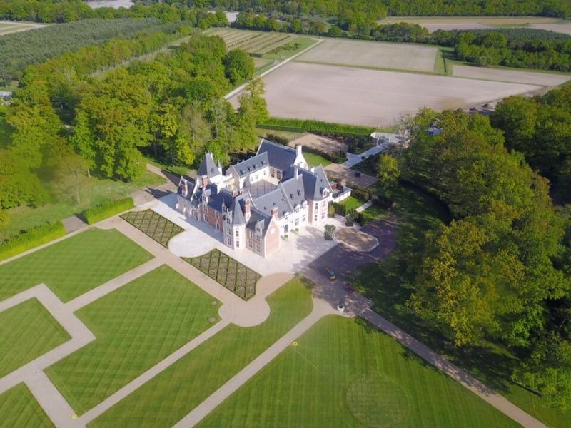 Château - 6 800 m² - 80 pièces