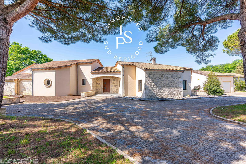 Maison - 242 m² - 9 pièces