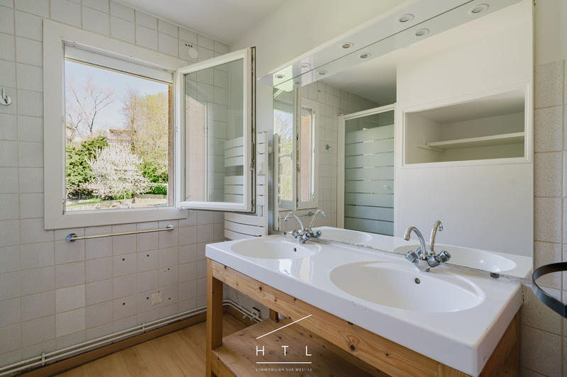 Maison - 225 m² - 9 pièces