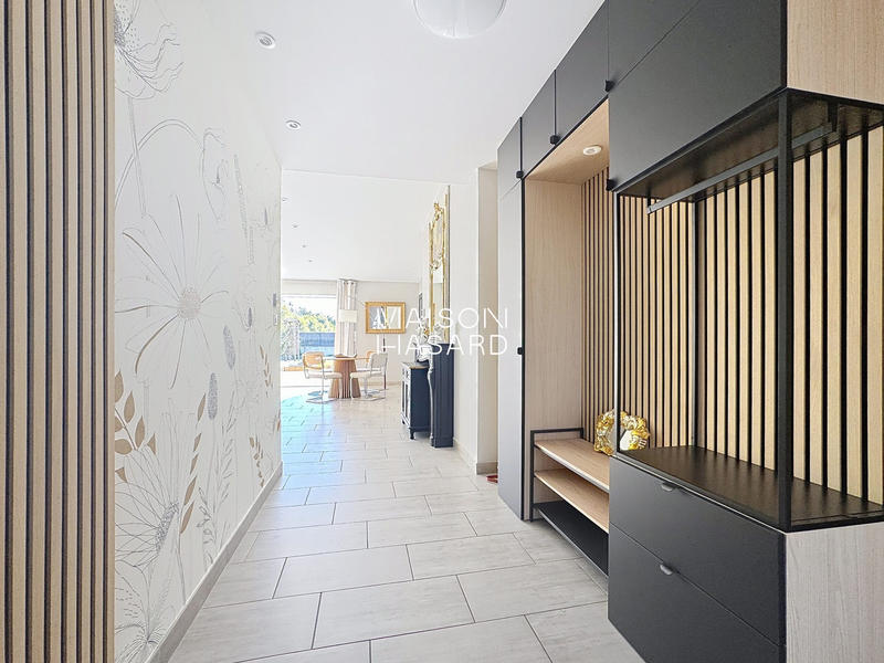 Maison contemporaine - 202 m² - 7 pièces