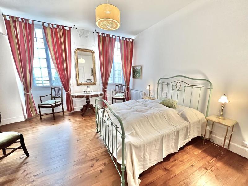 Demeure - 270 m² - 6 pièces