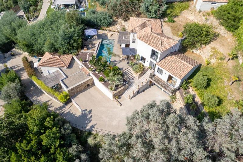 Villa - 222 m² - 9 pièces