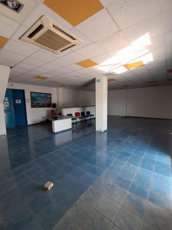 Entrepôt - 1 200 m²