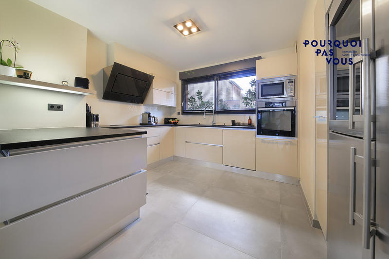 Maison - 210 m² - 6 pièces