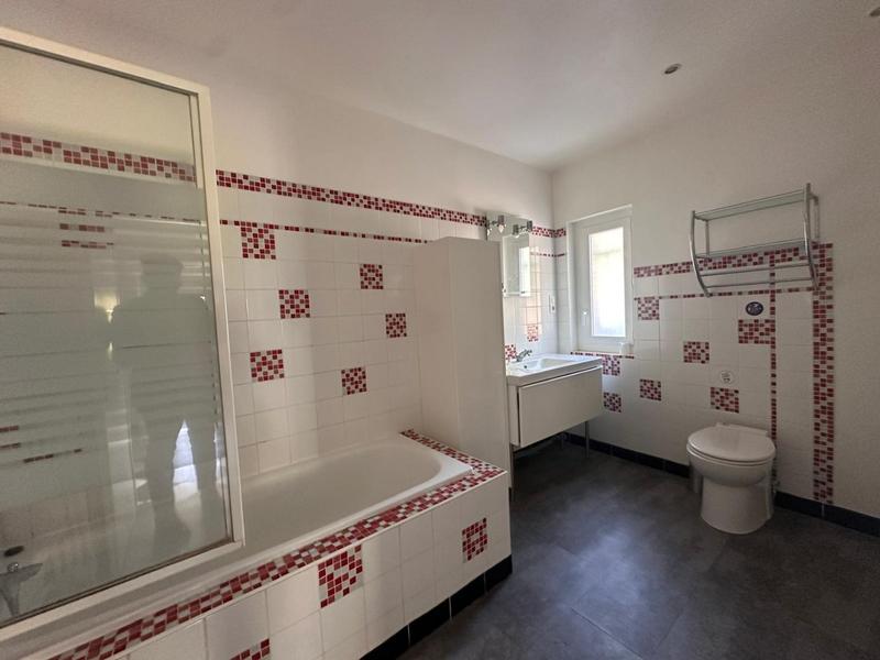 Maison - 233 m² - 7 pièces