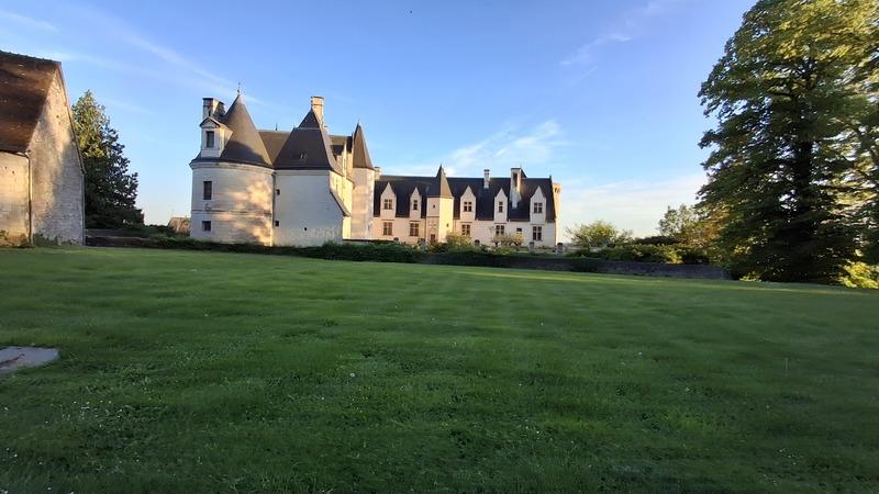 Château - 3 000 m² - 16 pièces