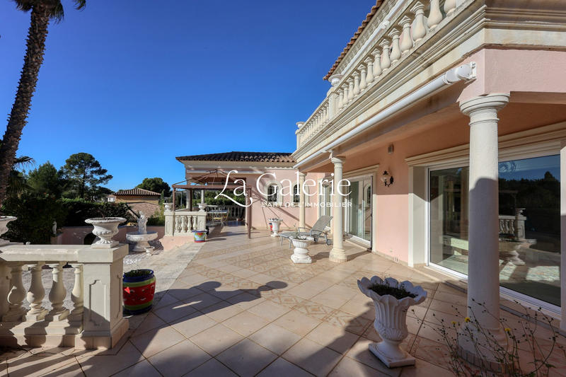 Villa - 250 m² - 6 pièces