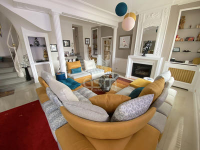 Maison - 212 m² - 8 pièces