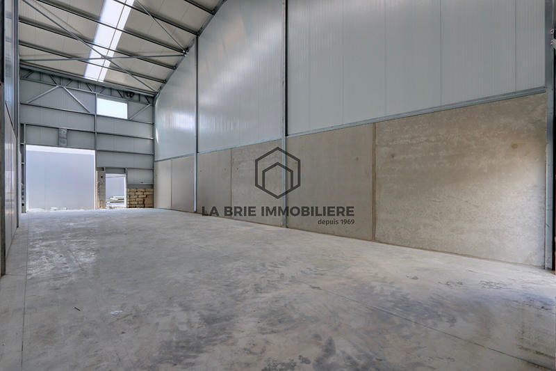 Local d'activité / Entrepôt - 121 m² - 1 pièce