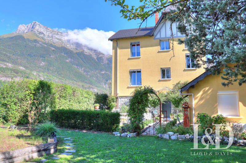 Maison - 212 m² - 8 pièces