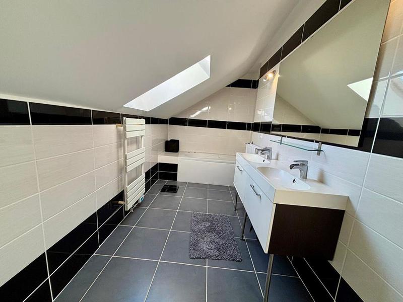 Maison - 230 m² - 8 pièces