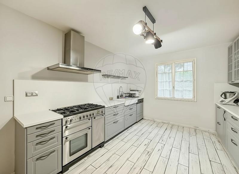 Maison - 214 m² - 8 pièces