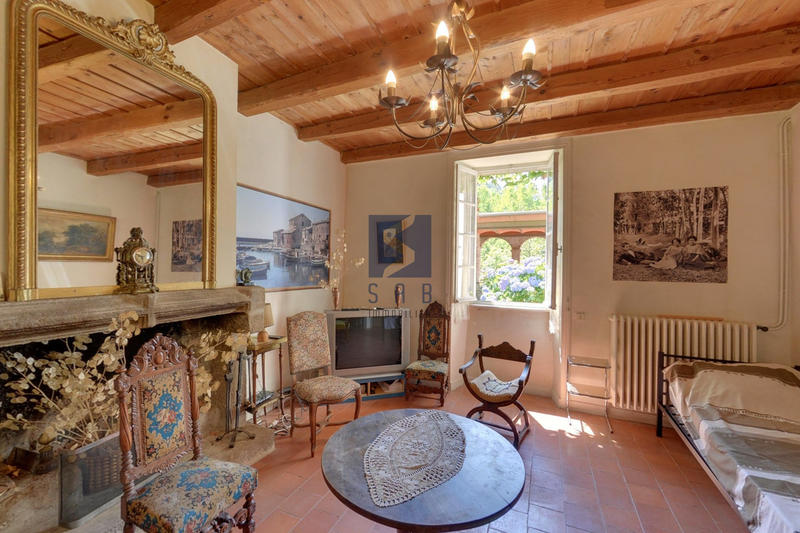 Maison - 369 m² - 12 pièces