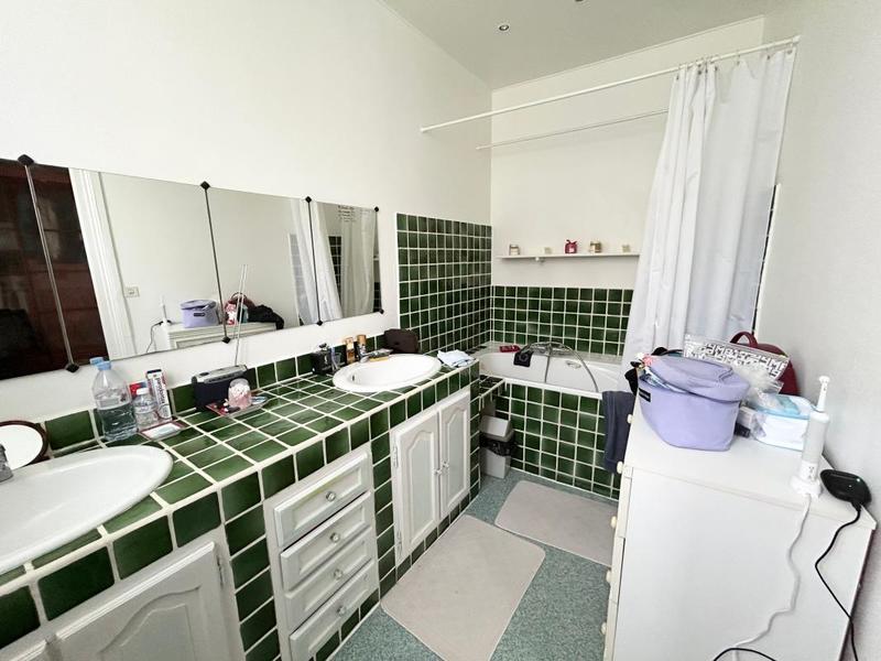 Maison - 285 m² - 9 pièces