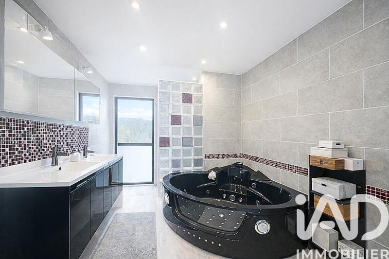 Maison - 158 m² - 8 pièces