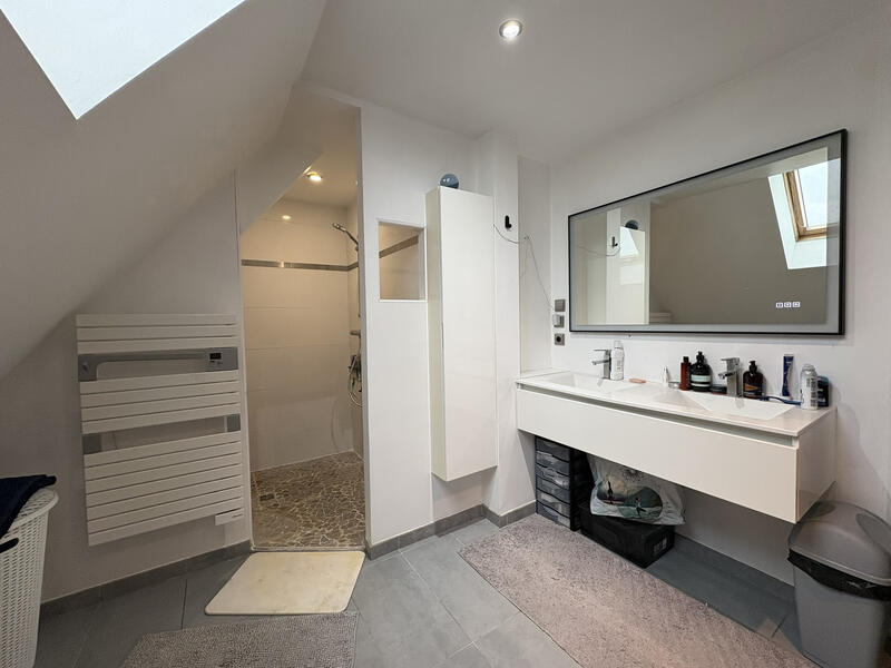 Maison - 210 m² - 9 pièces