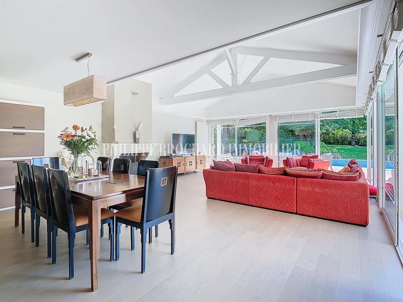 Maison contemporaine - 246 m² - 9 pièces