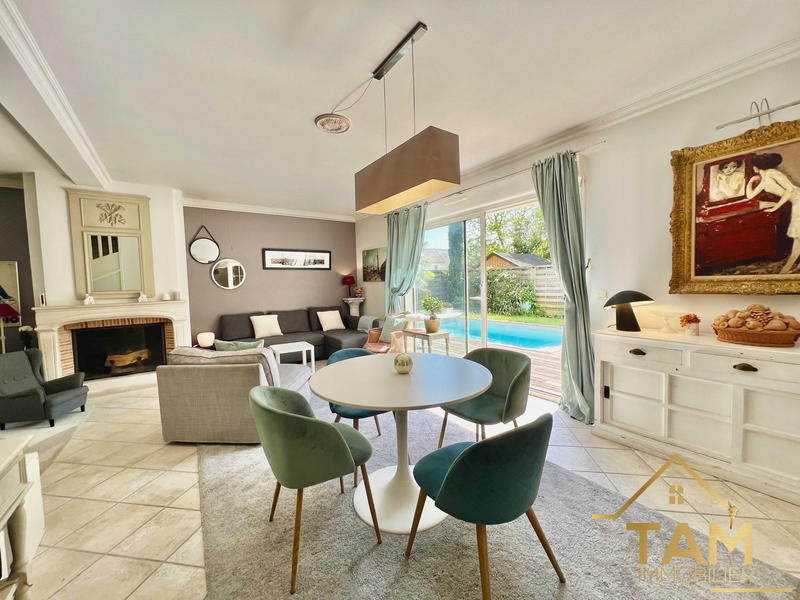 Maison traditionnelle - 216 m² - 9 pièces