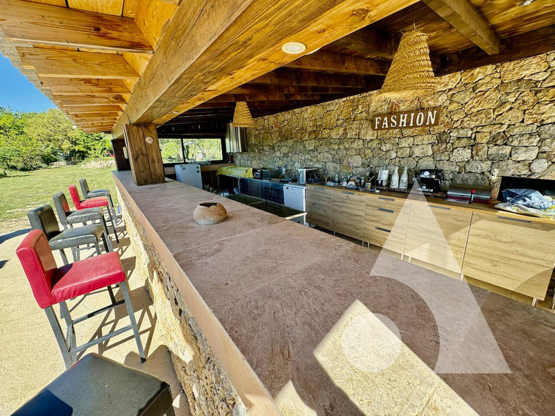 Maison - 568 m² - 12 pièces