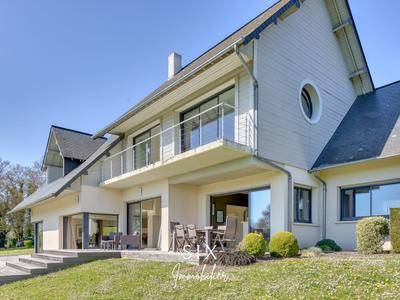 Maison - 270 m² - 9 pièces