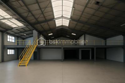 Local d'activité / Entrepôt - 1 600 m² - 20 pièces