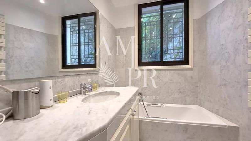 Villa - 250 m² - 10 pièces